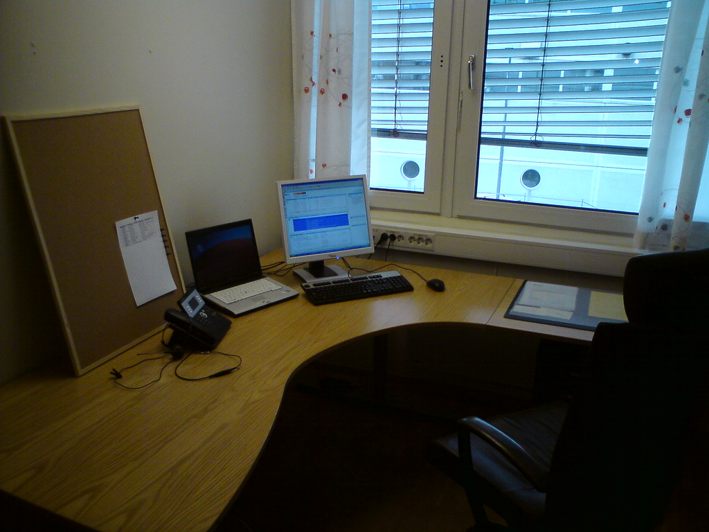 biurko z ergonomicznym krzesłem i monitorem